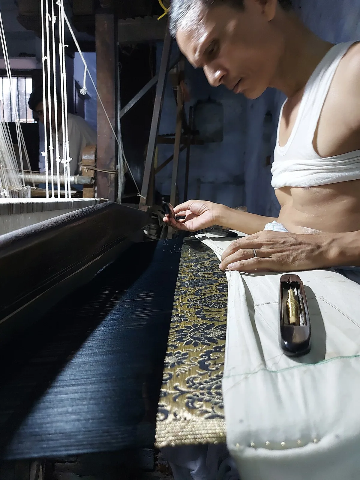 Banaras weavers at handloom — Varanasi
